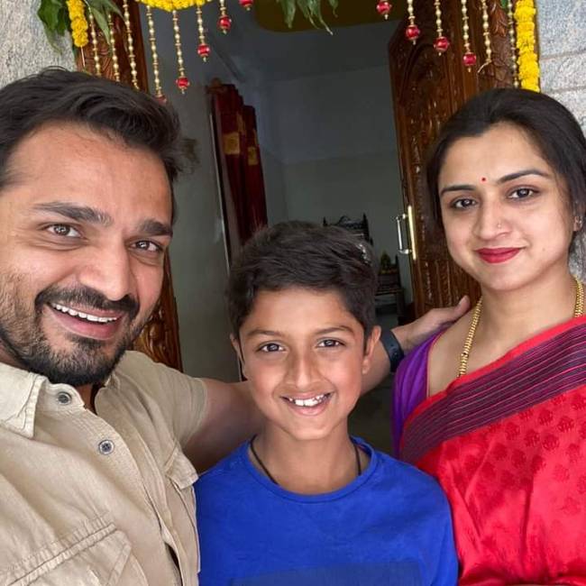 Vijay Raghavendra as seen smiling in a picture with his wife and son in 2020