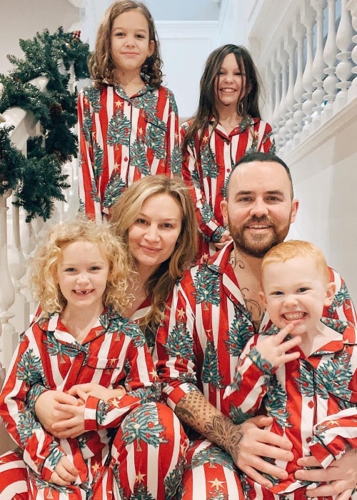 Anna Saccone-Joly as seen in a picture with her husband Jonathan Saccone Joly and their children on Christmas in December 2022