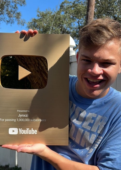 Jynxzi as seen in a picture taken with a gold button for surpassing 1 million subscribers in August 2023