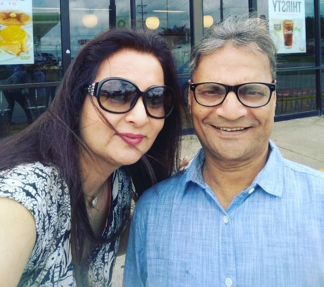Lilliput as seen while smiling in a picture along with Poonam Dhillon in April 2019