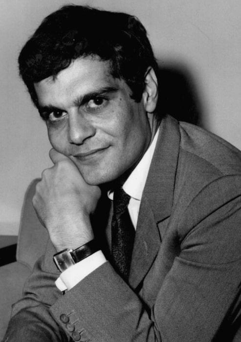 Omar Sharif as seen while smiling in a black-and-white picture in 1963