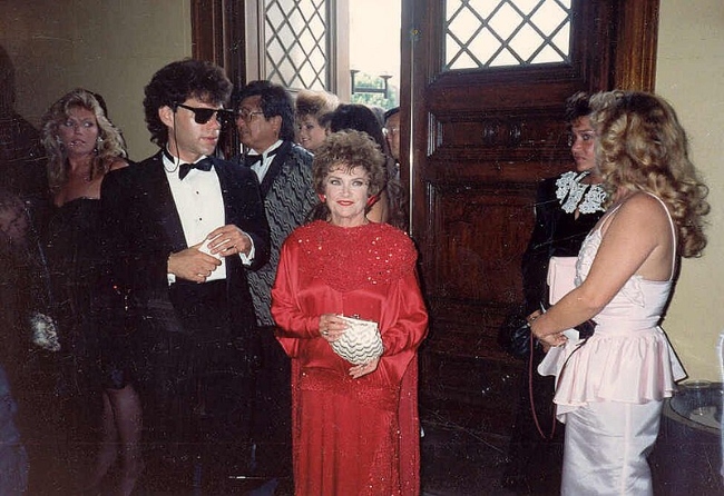 Estelle Getty enters the theater at the 40th Annual Primetime Emmy Awards in 1988