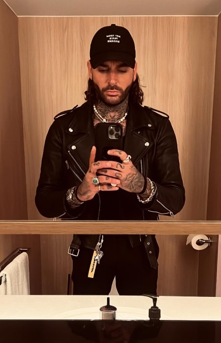 Pete Wicks as seen while taking a mirror selfie in October 2023