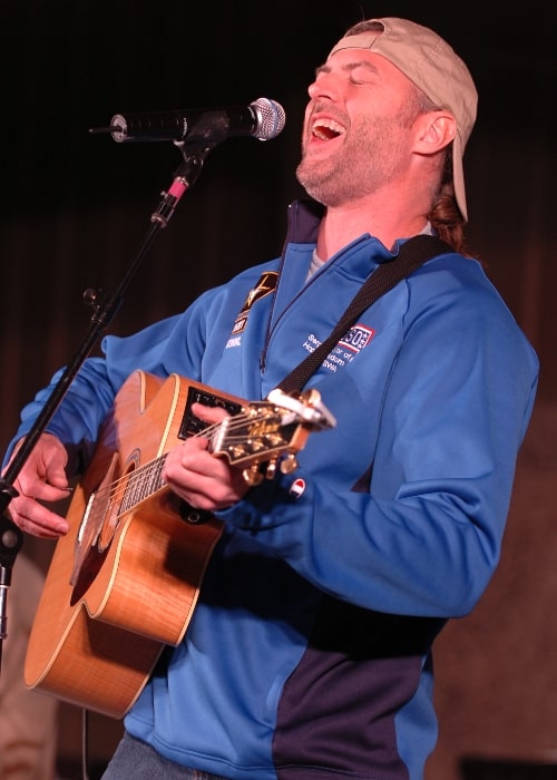 Darryl Worley as seen while performing in front of more than 2,000 elated servicemembers during the USO Sergeant Major of the Army’s 2006 Hope and Freedom Tour