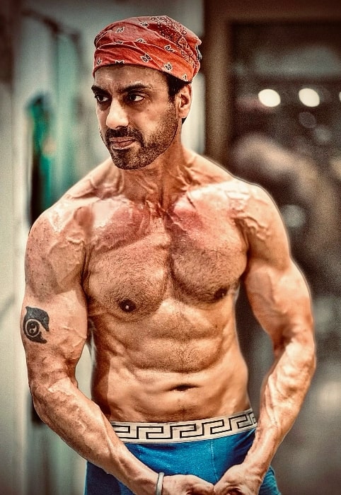 Gavie Chahal as seen while showing his toned body in a shirtless picture in December 2023