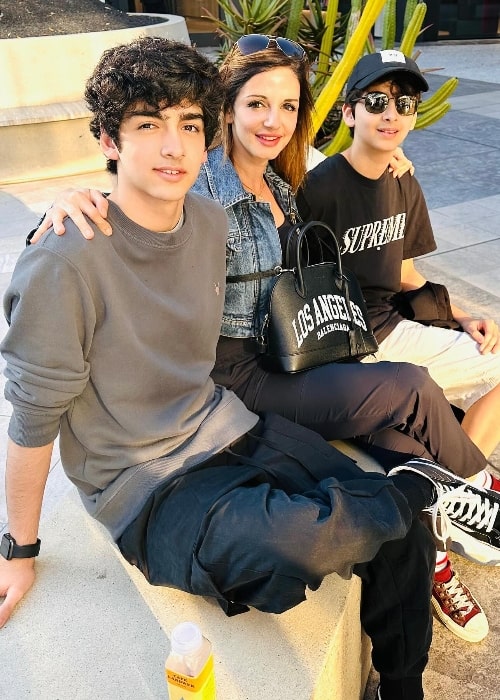 Hrehaan Roshan as seen while smiling for a picture with his mother and younger brother in October 2023