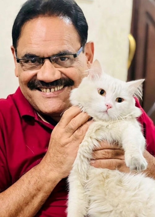 Mushtaq Khan as seen while posing for a picture with a cat in Mumbai, Maharashtra in September 2023