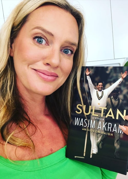 Shaniera Akram as seen in a selfie with her husband's autobiography taken in October 2022