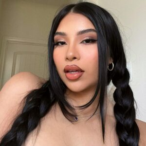 Elsy Guevara Height, Weight, Age, Boyfriend, Family