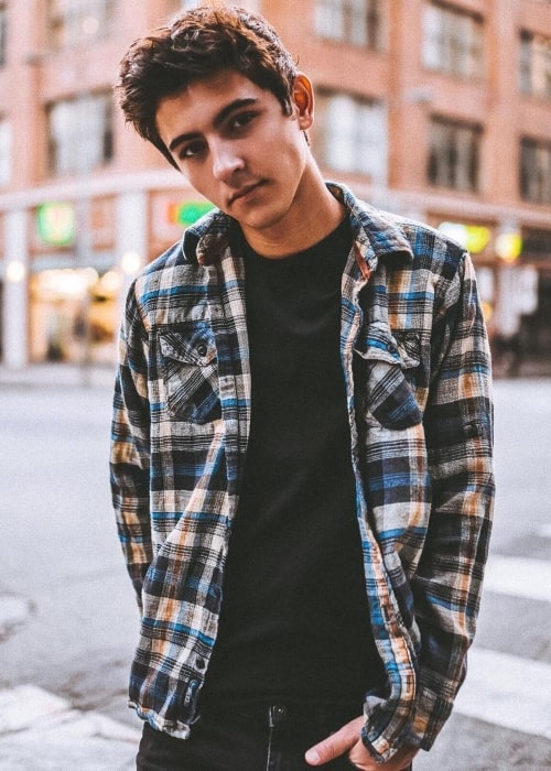 Kyson Facer Height, Weight, Age, Girlfriend, Family