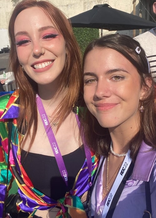 SiimplyBubliie as seen in a selfie with her fellow gamer MeganPlays taken in September 2022