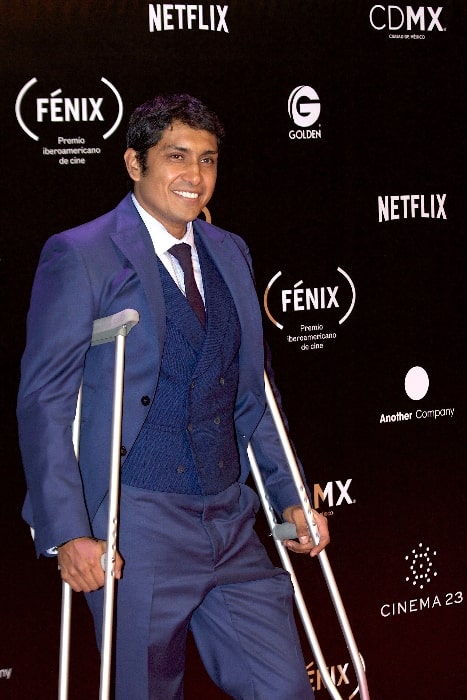 Tenoch Huerta as seen while smiling for the camera on the red carpet of Fenix Awards 2018