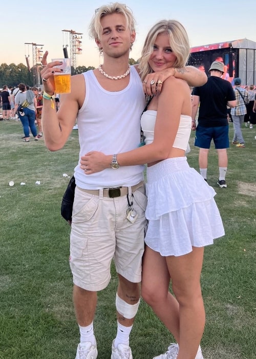 Theo Carow as seen in a picture with Elena Zoe that September 2023, in Lollapalooza Berlin