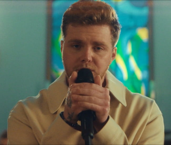 Alex Warren performing Save You a Seat in 2024