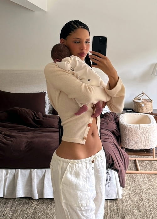 Nara Smith Selfie