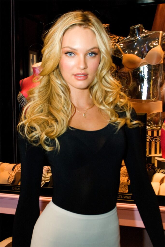 Candice Swanepoel - Candice-Swanepoel 2010-03-31 VictoriasSecretStoreChicago photo-by-Adam Bielawski