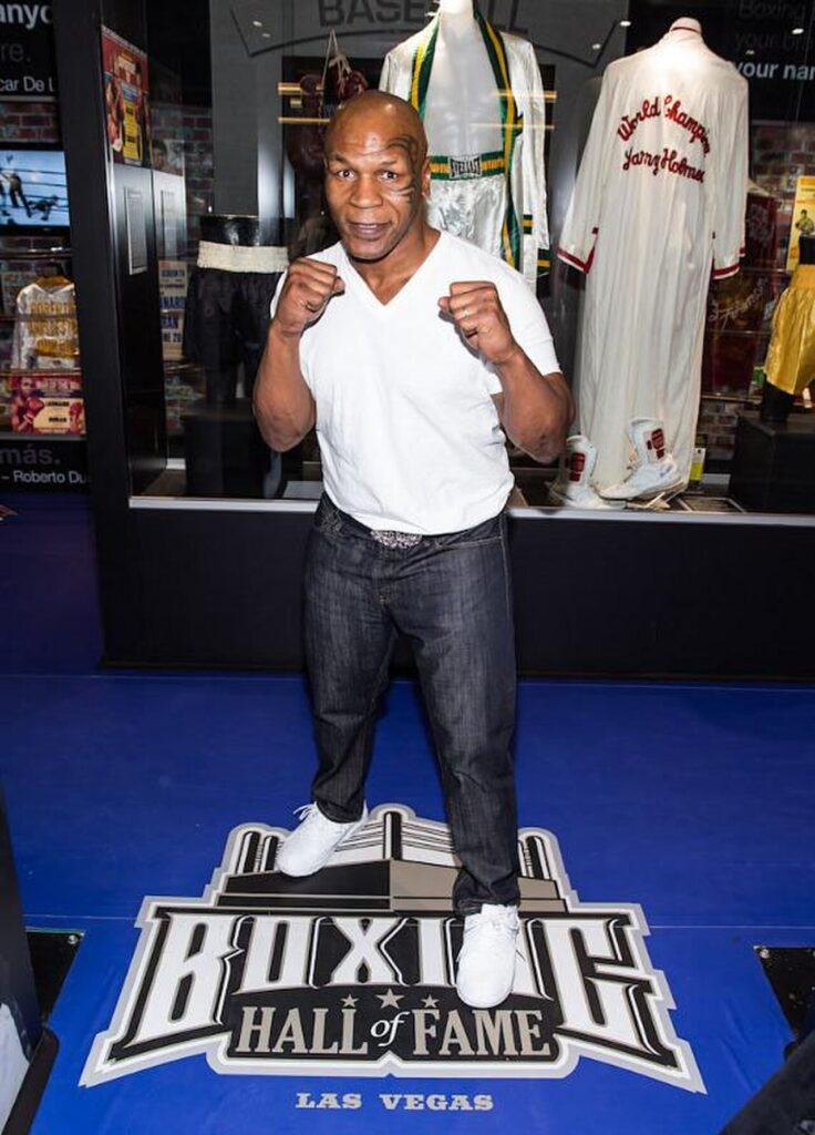 Mike Tyson - BoxingHallOfFame 7 MikeTysonPosingAtTheBoxingHallOfFame